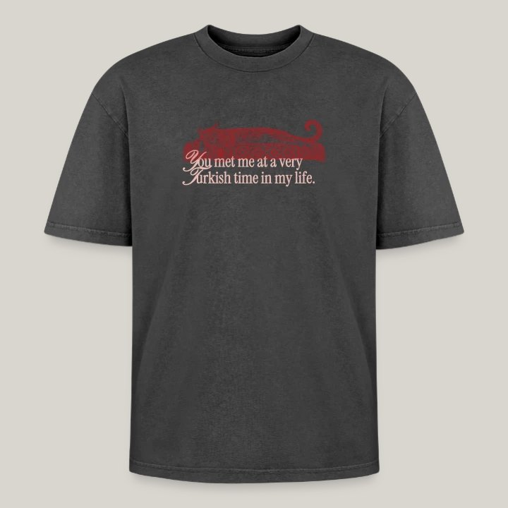 Oversized Acid-Washed T-Shirt in Schwarz Acid Wash mit roter Kedi-Katze und Schriftzug, Produktansicht von Spreadshirt