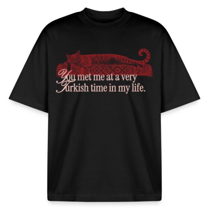 Schwarzes Boxy-Heavyweight-T-Shirt mit roter Kedi-Katze und Schriftzug, Produktansicht von Spreadshirt