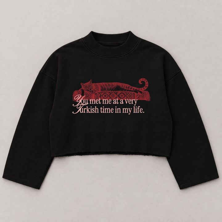 Schwarzes Boxy Sweatshirt mit roter Katze auf Kelim