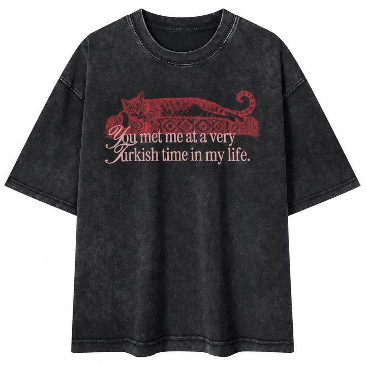 Washed-black Boxy T-Shirt mit roter Katze auf Kelim