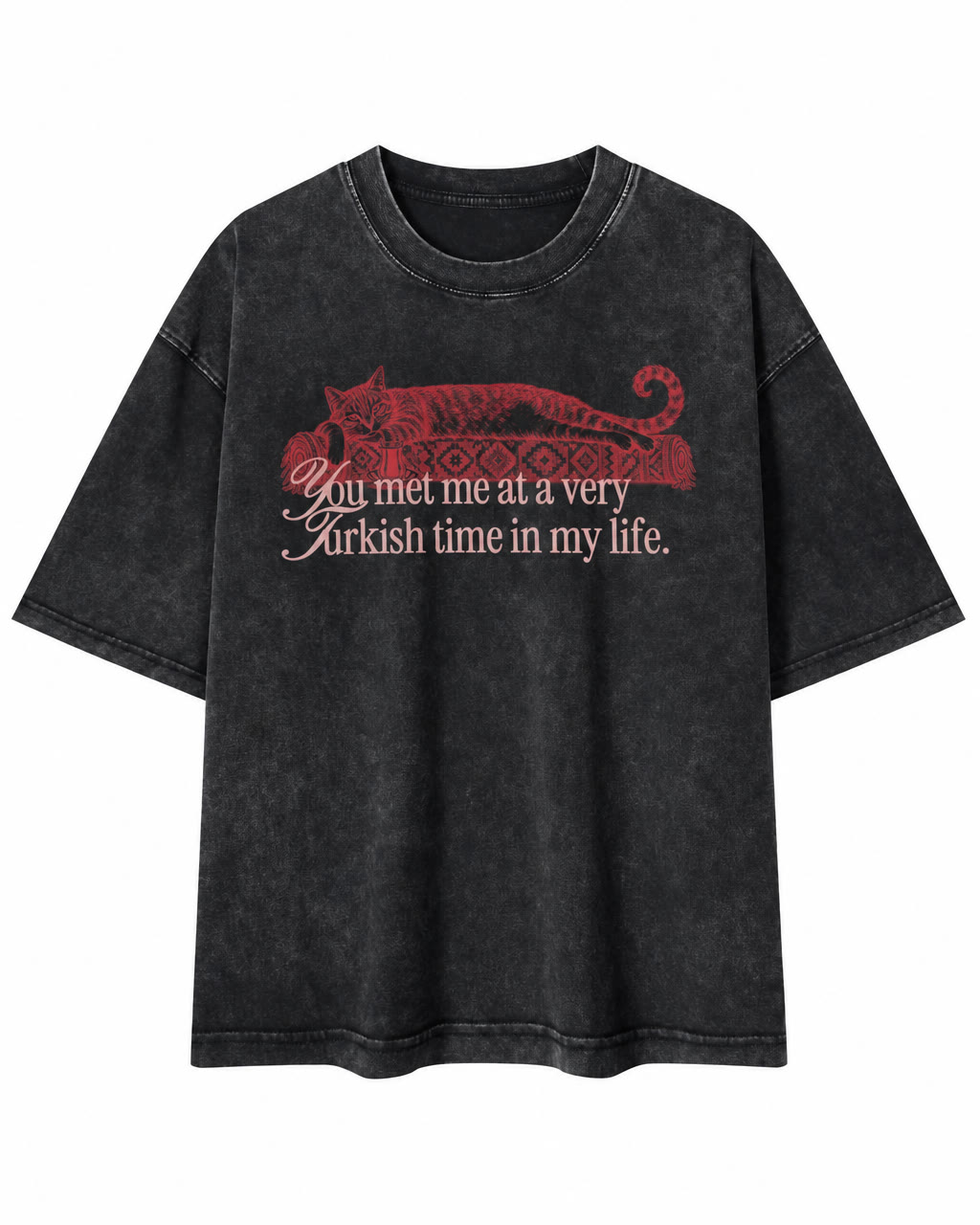 Washed-black Boxy T-Shirt mit roter Katze auf Kelim und dem Spruch you met me at a very Turkish time in my life