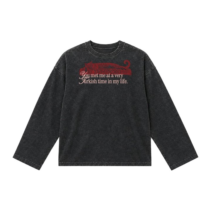 Schwarzes Kedi-Sweatshirt mit roter Katze auf Kelim, freigestellt