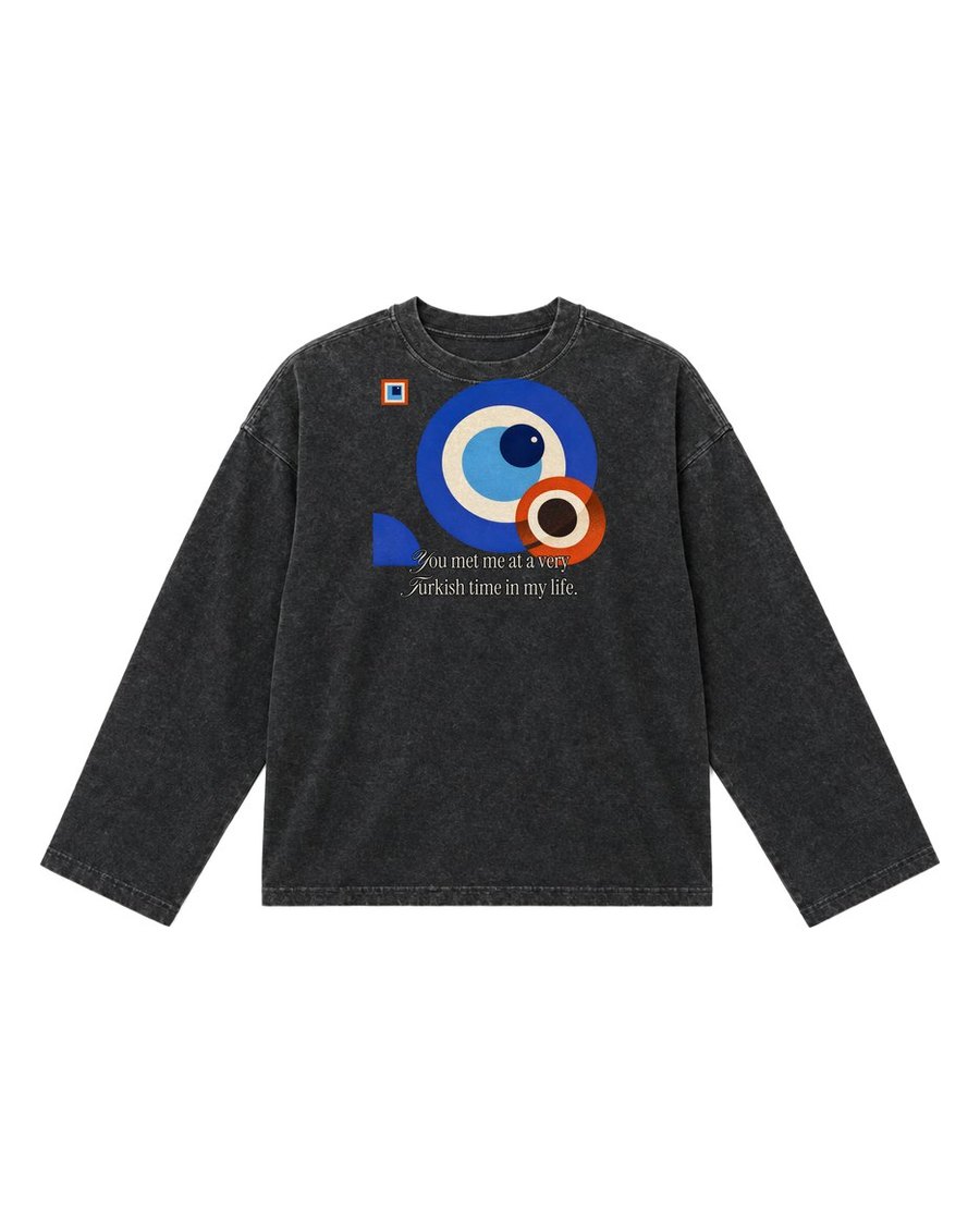 Sun-faded schwarzes Longsleeve mit Bauhaus-Nazar-Print, freigestellt