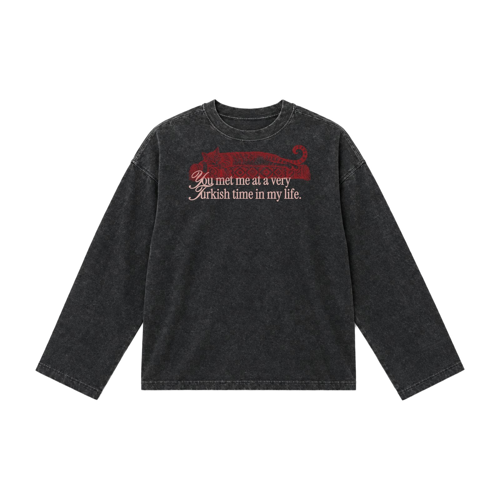 Schwarzes Boxy Sweatshirt mit roter Katze auf Kelim und dem Spruch you met me at a very Turkish time in my life