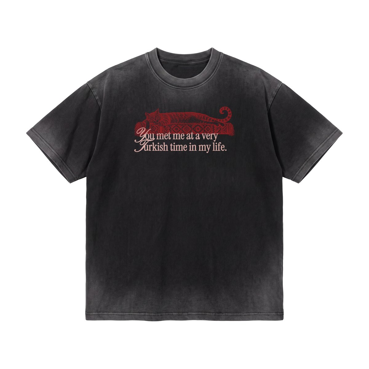 Sun-faded schwarzes Boxy T-Shirt mit ausgeblichenen Kanten, roter Katze auf Kelim und dem Spruch you met me at a very Turkish time in my life, freigestellt